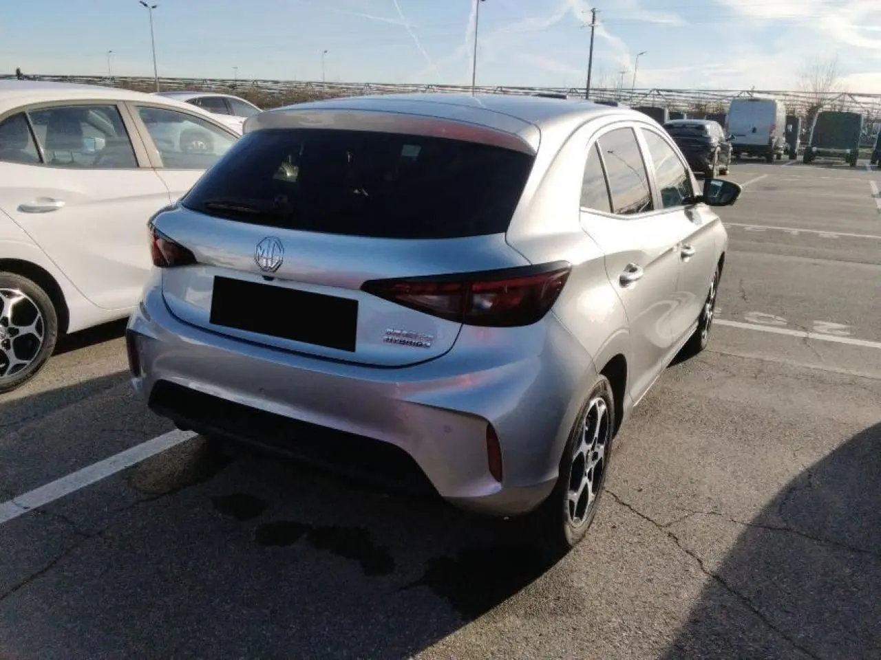 Vue 3/4 arrière droite d'une MG3 1.5 Hybrid+ 195 Luxury argent Cosmic avec vitres teintées et jantes alliage.