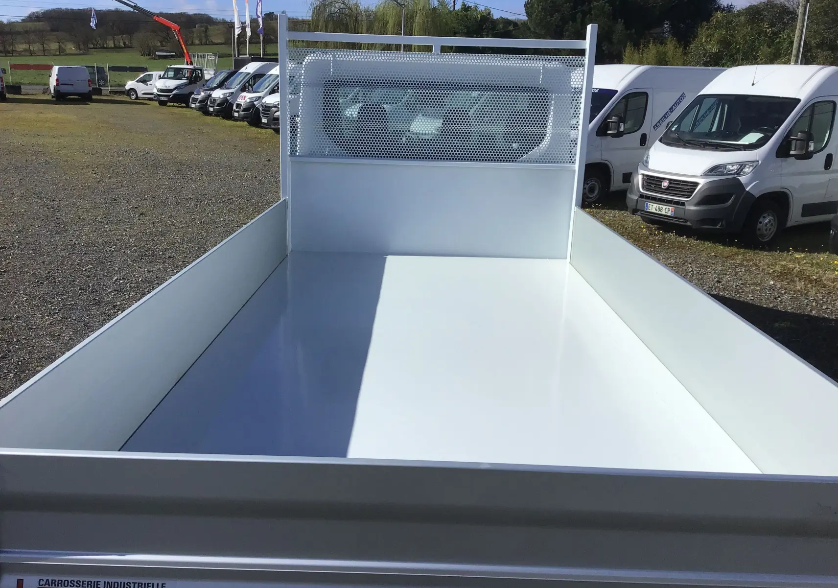 Vue arrière du plateau blanc de 4 mètres avec ridelles en aluminium du Ford Transit Châssis Cabine 2020.