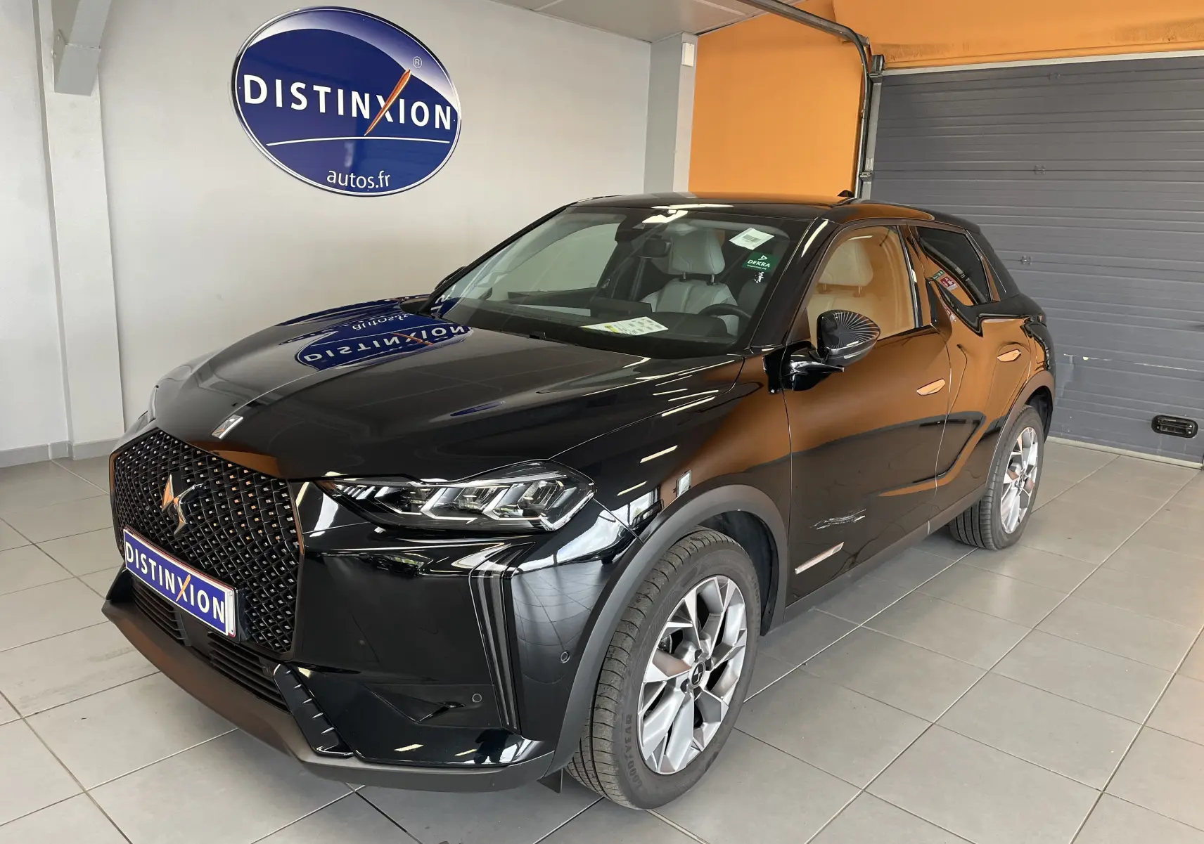 DS3 Crossback Perla Nera en 3/4 avant droit, jantes alu 18 pouces et intérieur cuir gris visible à travers les vitres.