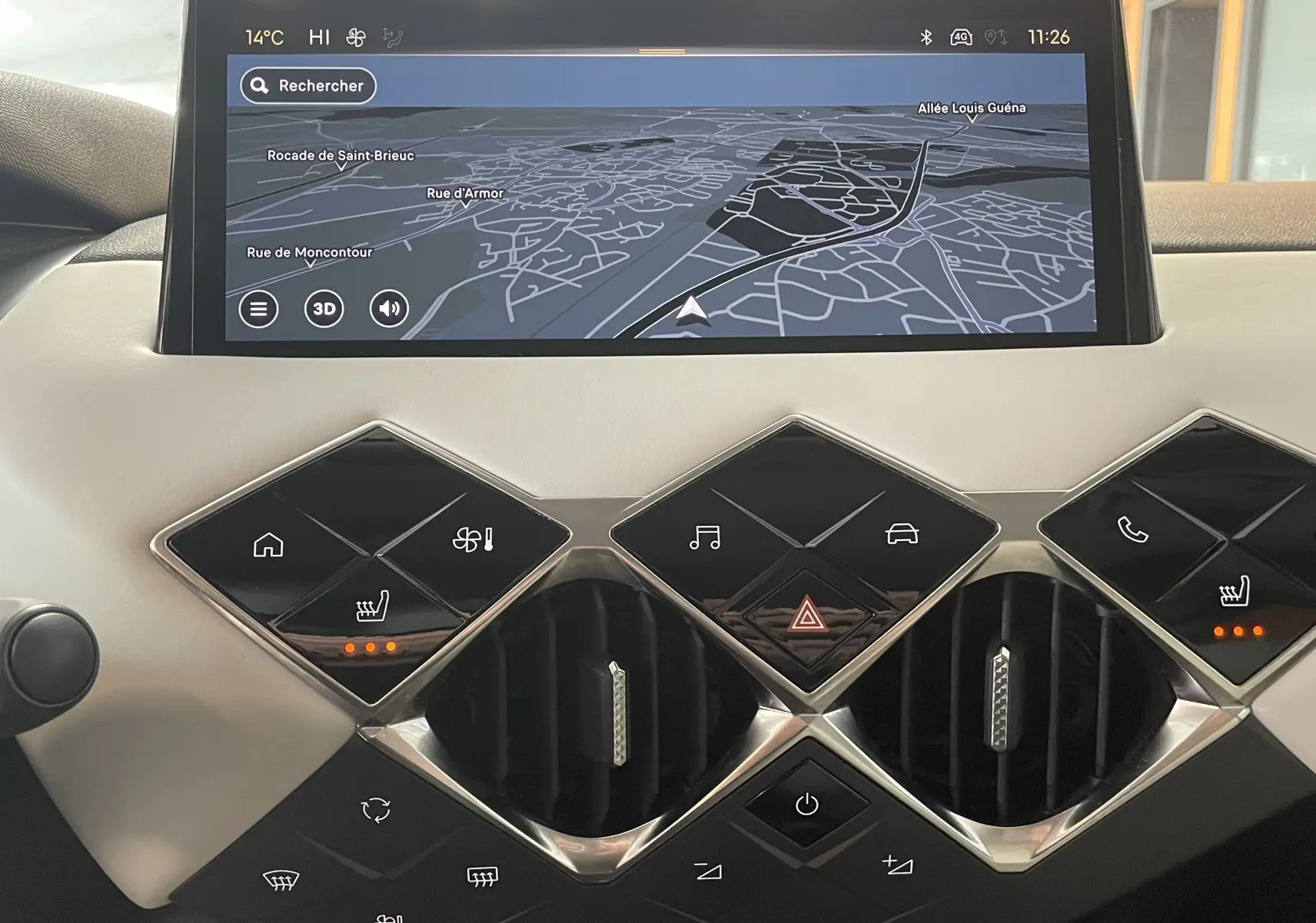 Vue rapprochée de la console centrale beige du DS3 Crossback 2024 avec écran GPS et commandes tactiles en losange.