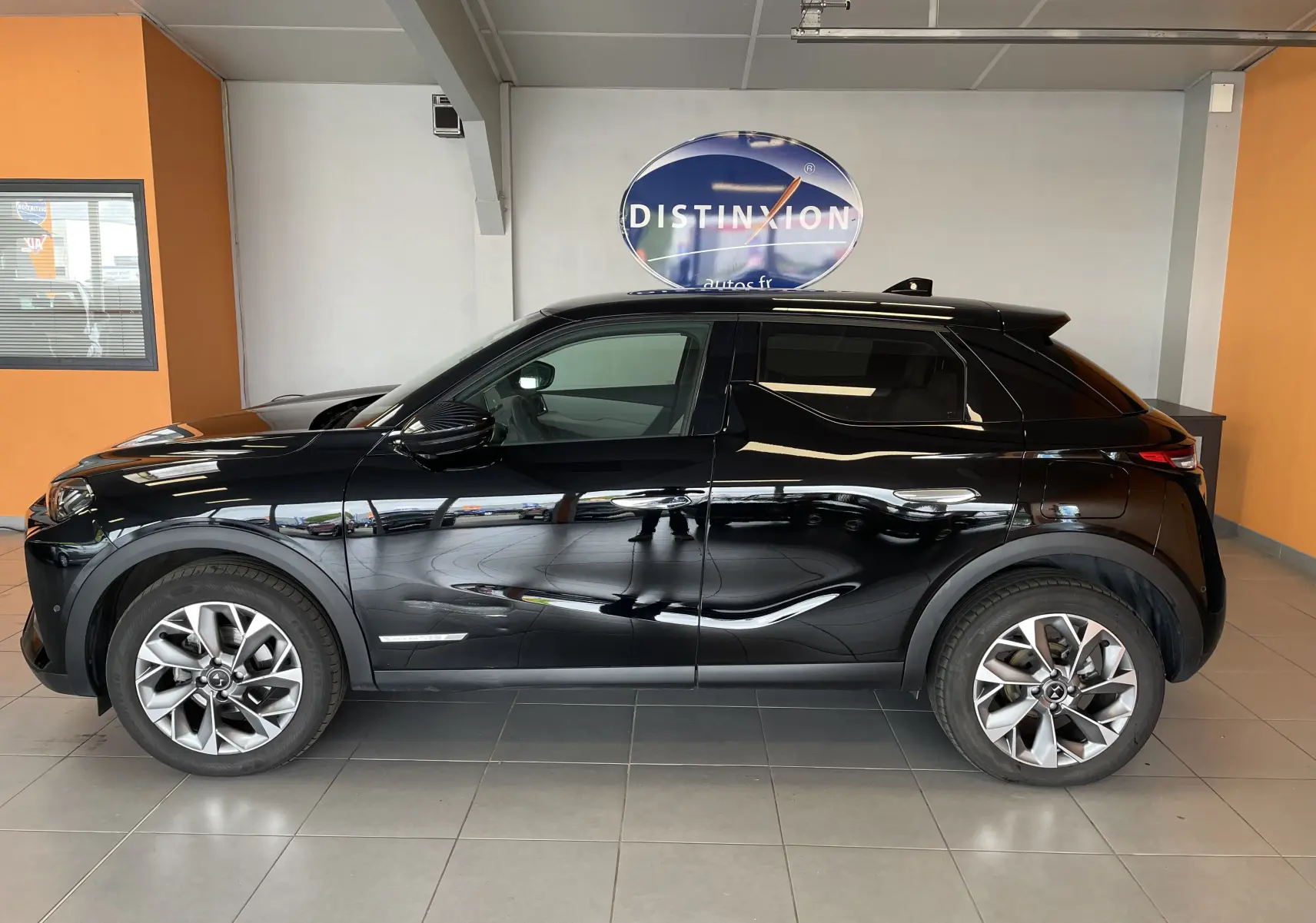 Vue latérale gauche du DS3 Crossback 2024 en noir Perla Nera, avec jantes alu 18 pouces et vitres surteintées.