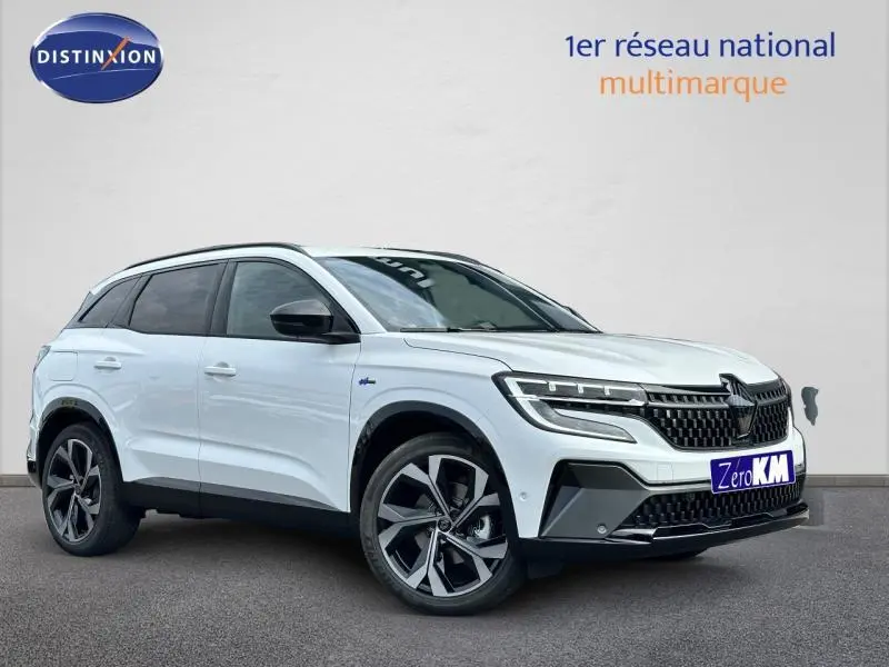 Vue 3/4 avant droite d'un Renault Austral gris avec jantes alu et calandre noire distinctive esprit Alpine.