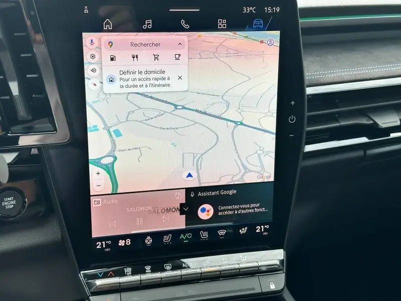 Écran tactile central du tableau de bord du Renault Austral gris 2025 affichant la navigation GPS et commandes climatisation.
