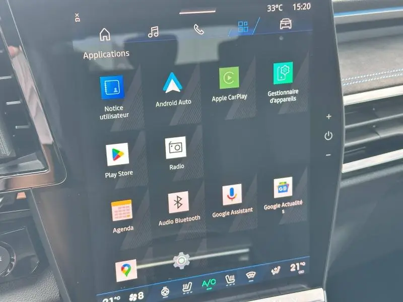 Écran tactile central affichant les applications multimédias dans l'habitacle du Renault Austral gris 2025.
