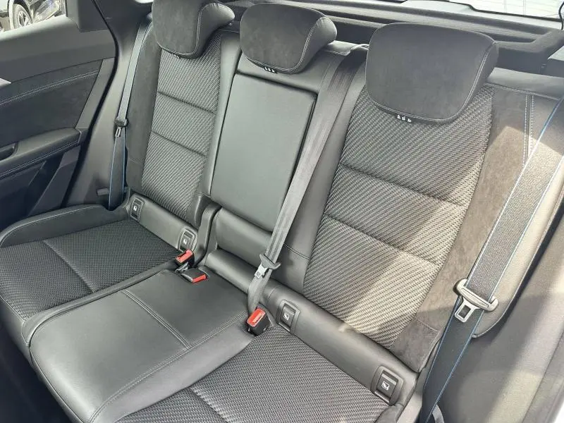 Vue rapprochée des sièges arrière en tissu carbone et Alcantara gris du Renault Austral 2025 esprit Alpine.