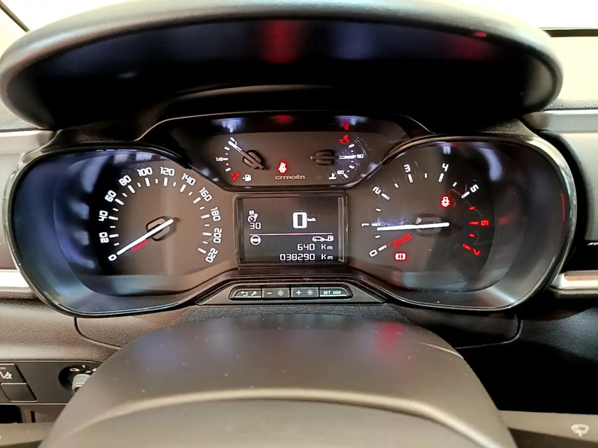 Tableau de bord de Citroën C3 PureTech 82 2019, vue frontale sur les compteurs et l'écran digital noir.