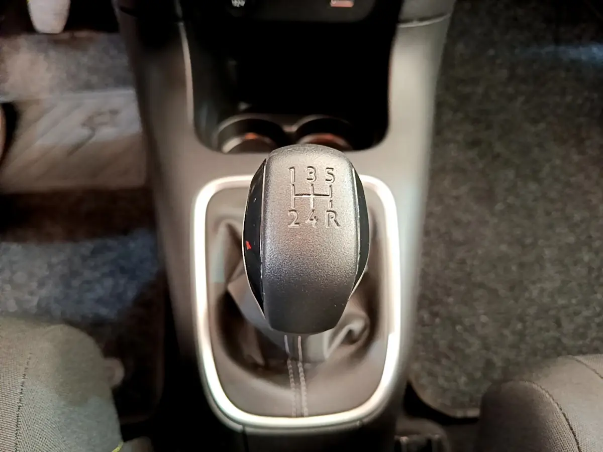 Le levier de vitesses manuel noir de la Citroën C3 PureTech 82 S&S BVM Shine 2019, vue en gros plan depuis l'intérieur.