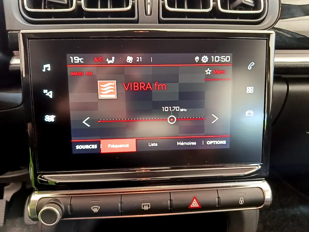 Écran tactile central de la Citroën C3 gris foncé affichant la radio VIBRA fm à 101,7 MHz, vue rapprochée intérieure.
