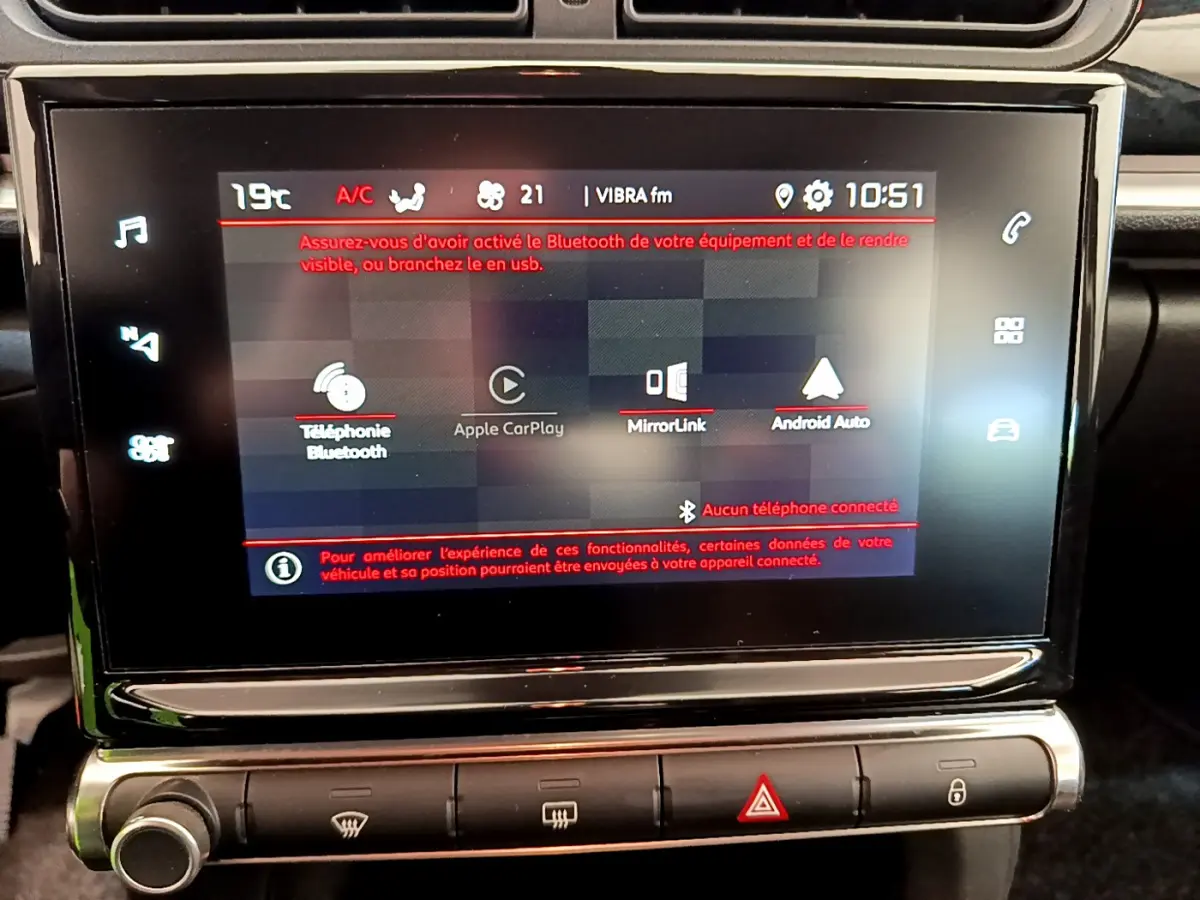 Écran tactile central de la Citroën C3 Shine 2019 affichant les options Bluetooth, Apple CarPlay et Android Auto.