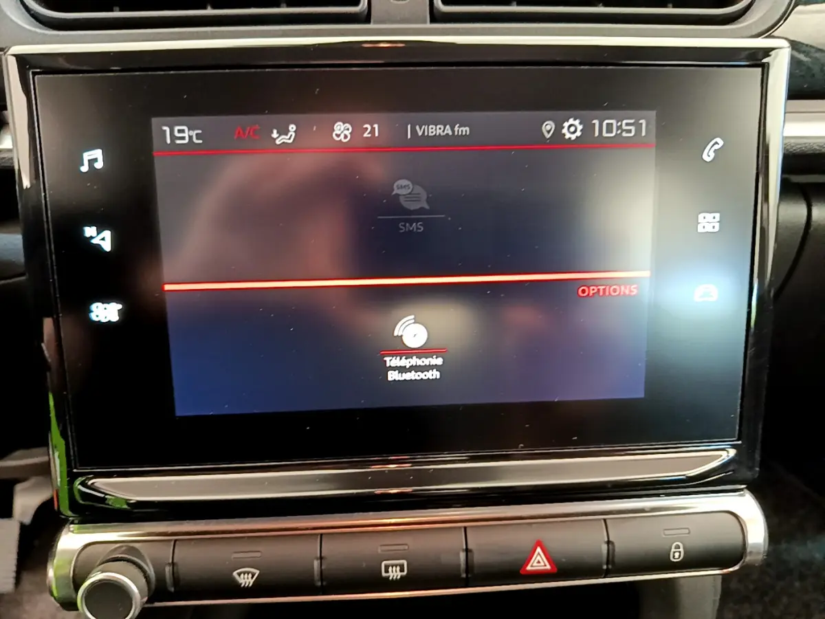 Écran tactile central de la Citroën C3 PureTech 82 Shine 2019 affichant la connexion Bluetooth en intérieur.