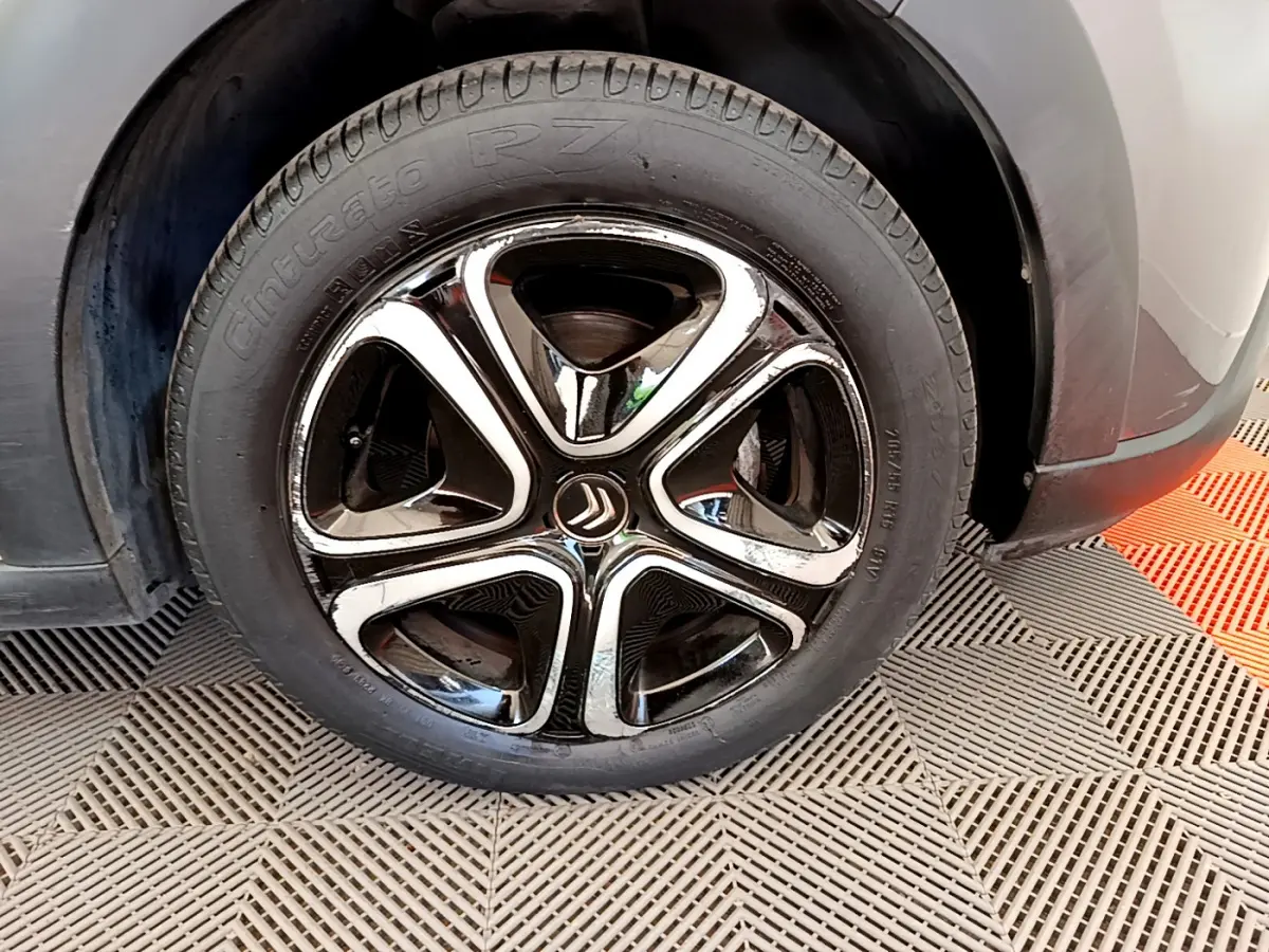 Gros plan sur la roue avant droite gris foncé d'une Citroën C3 2019 avec jante alliage noire et chromée distinctive.