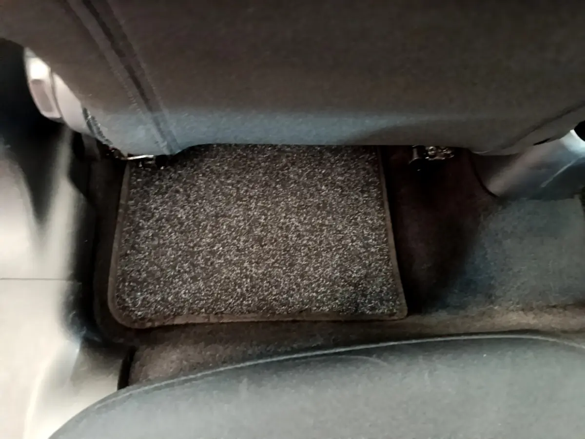 Tapis de sol gris foncé au sol du siège arrière côté gauche dans une Citroën C3 PureTech 2019 Shine