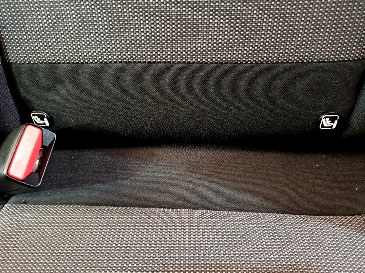 Gros plan sur la banquette arrière gris foncé de la Citroën C3 2019, avec attaches Isofix visibles et boucle de ceinture rouge.