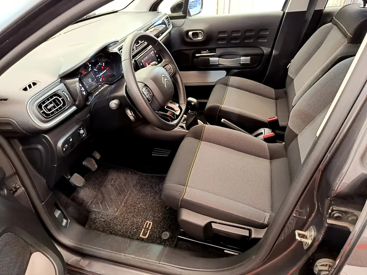 Intérieur avant droit de la Citroën C3 gris foncé 2019 avec sièges tissu et tableau de bord tactile Shine