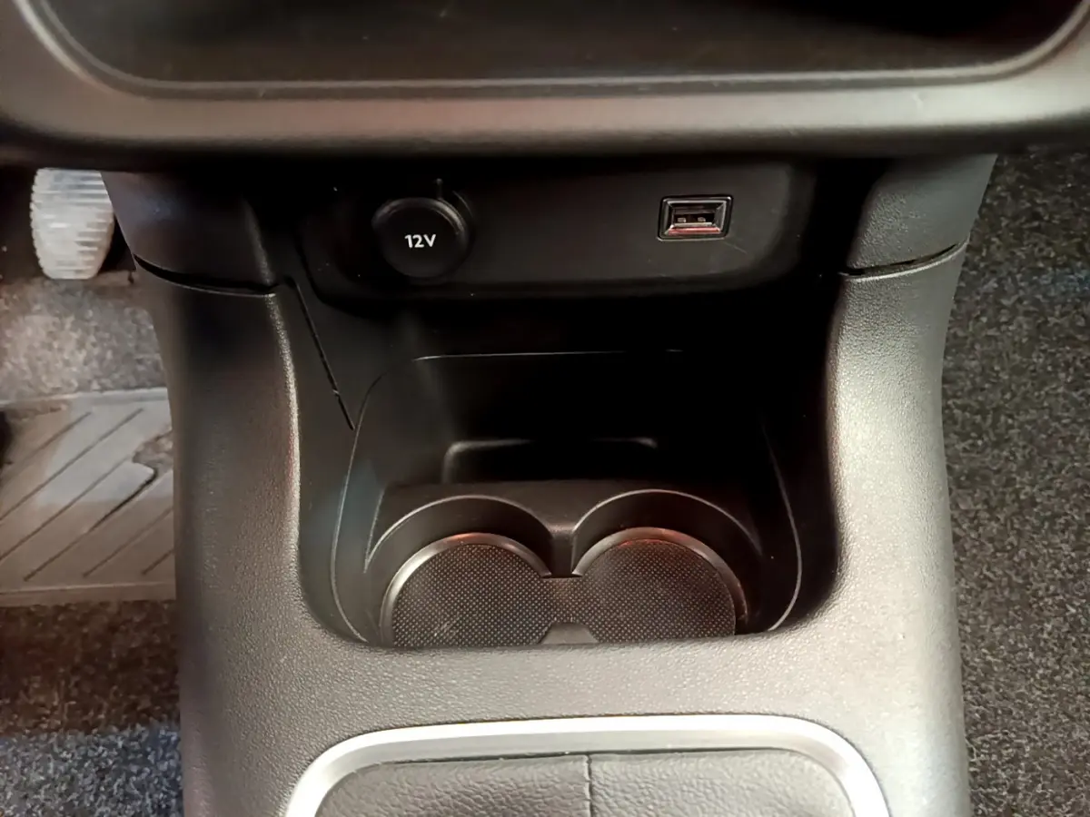 Gros plan sur la console centrale noire de la Citroën C3 2019, avec prise 12V et port USB visibles.