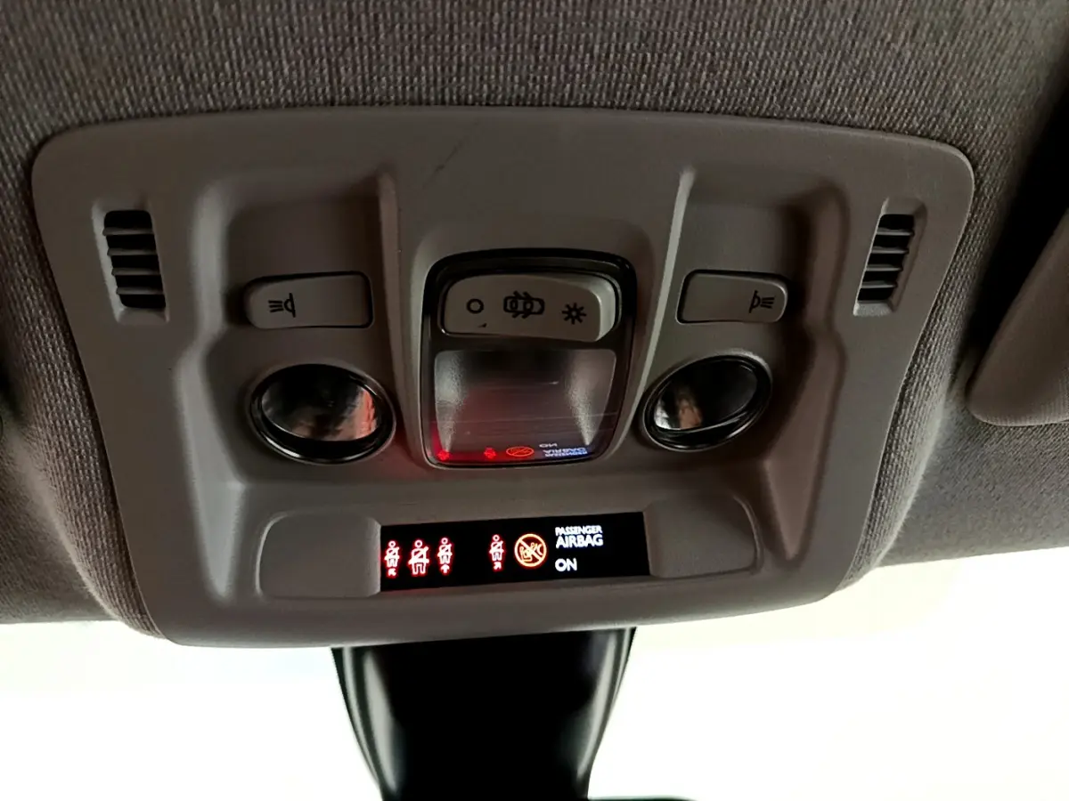 Panneau de plafonnier avec commandes d'éclairage et indicateur airbag passager allumé dans une Citroën C3 2019.