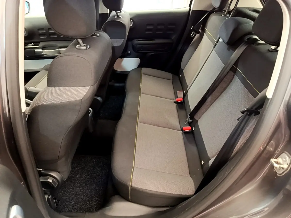 Vue côté gauche sur la banquette arrière grise avec surpiqûres jaunes de la Citroën C3 Shine 2019.