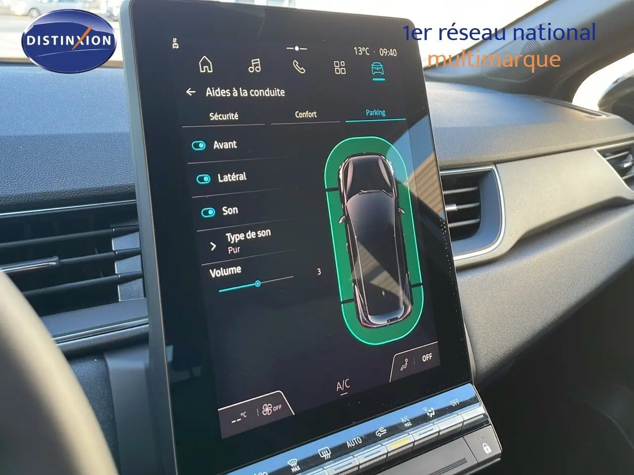 Écran tactile central du tableau de bord du Renault Captur bleu iron metal, affichant les aides à la conduite.