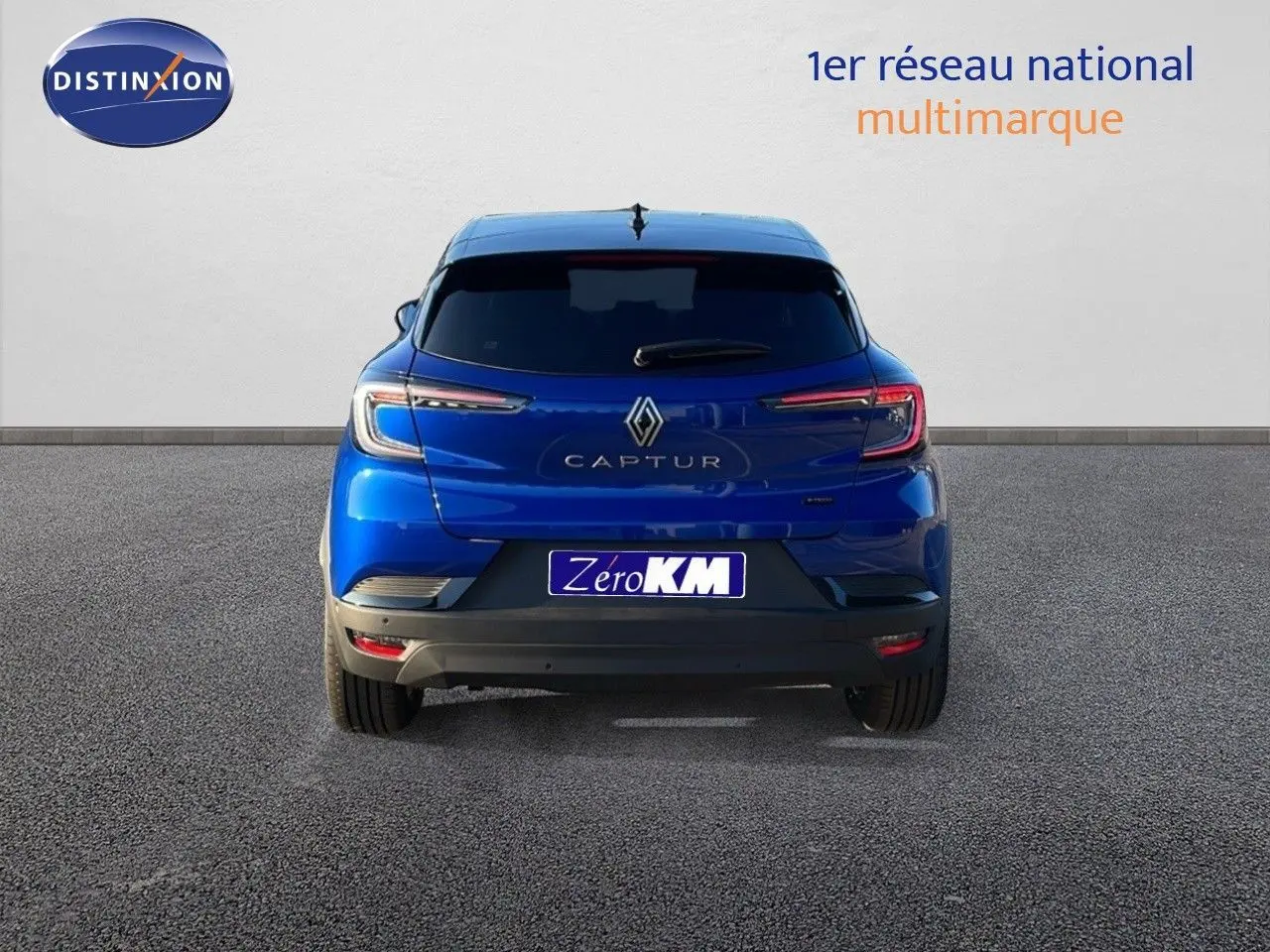 Vue arrière du Renault Captur E-Tech hybride 2025 en bleu Iron Metal avec toit noir et feux LED distinctifs.