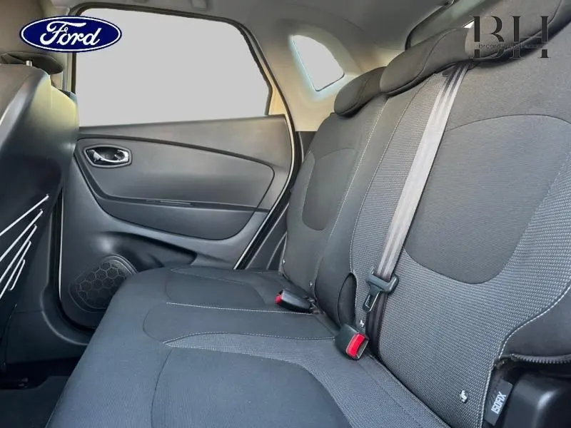 Vue intérieure côté droit de la banquette arrière noire du Renault Captur 2015 avec ceintures et appuie-têtes visibles.