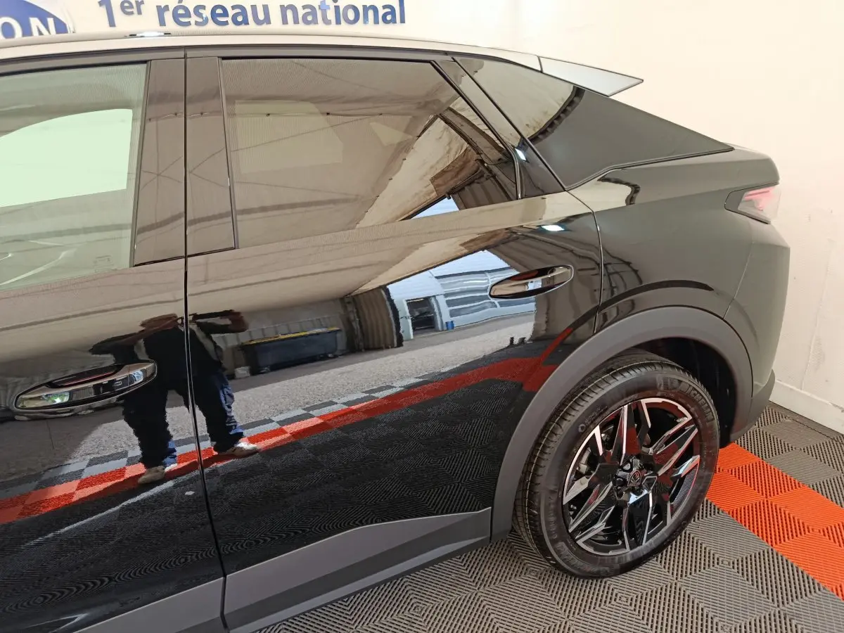 Vue latérale côté droit du Peugeot 3008 noir 2025 avec jante alliage et poignées de porte chromées.