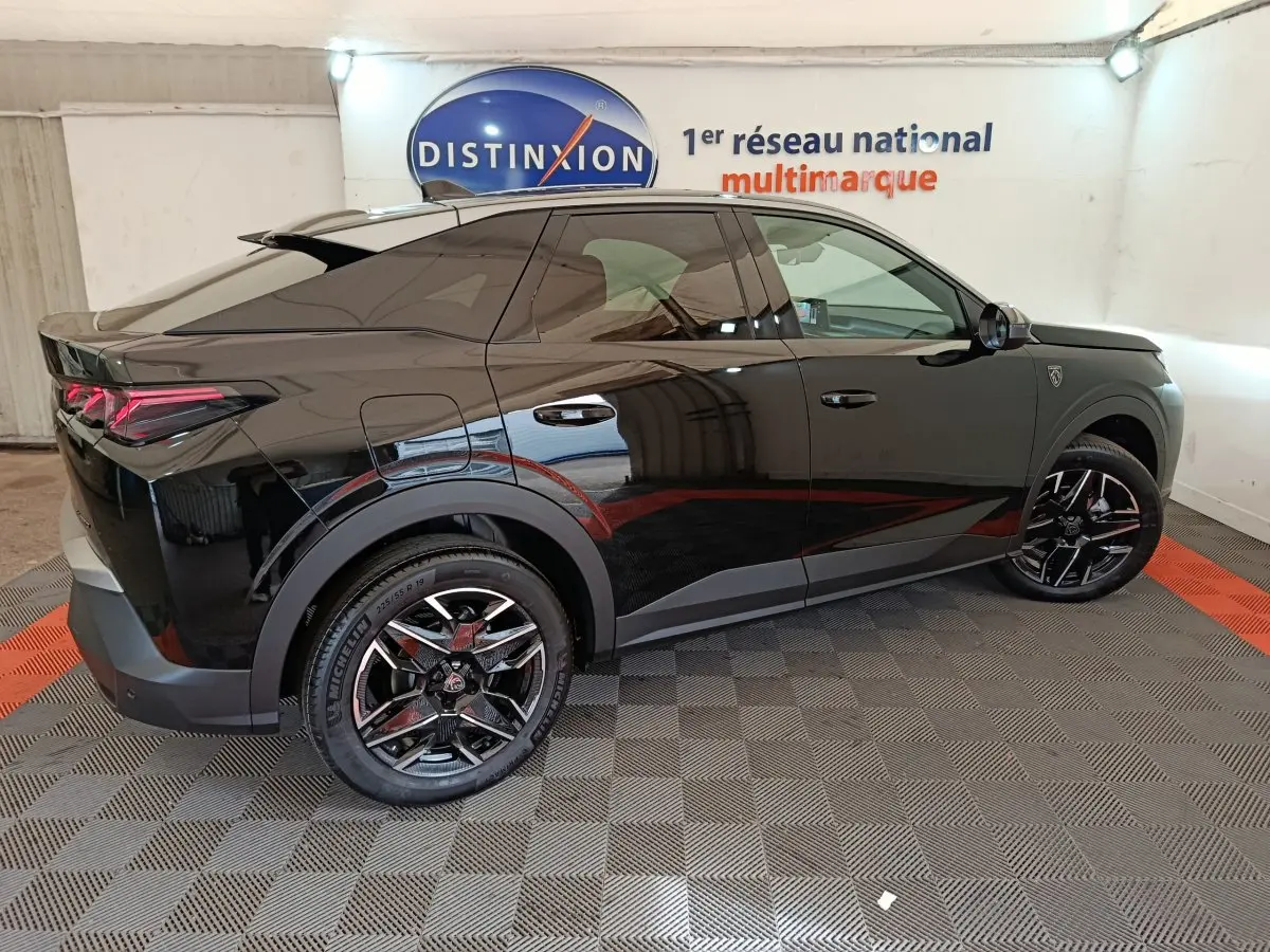 Peugeot 3008 1.2 Hybrid 145 GT noir vue de profil côté gauche, avec jantes noires et toit panoramique.