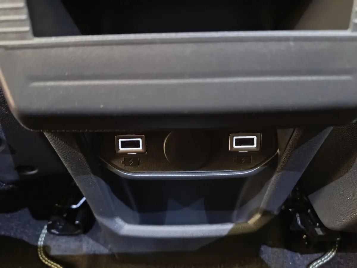 Prise USB arrière double du Peugeot 3008 noir 2025, vue rapprochée du bas de la console centrale.
