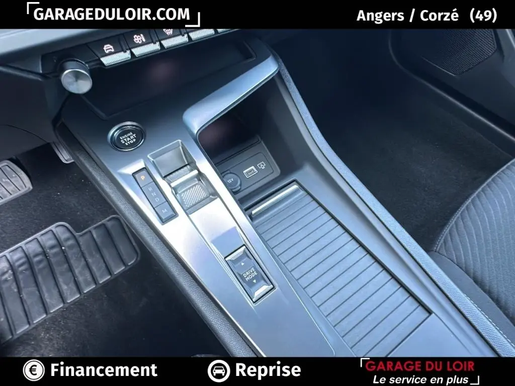 Vue rapprochée de la console centrale gris foncé de la Peugeot 308 2023 avec bouton start et sélecteur de boîte automatique.