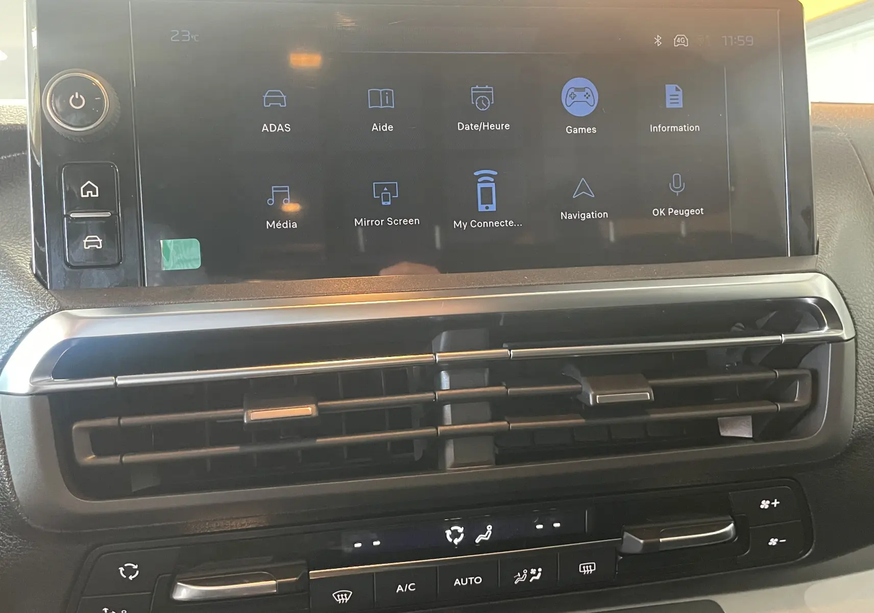 Vue rapprochée de l’écran tactile central et des commandes de climatisation du Peugeot Traveller noir, intérieur moderne et fonctionnel.