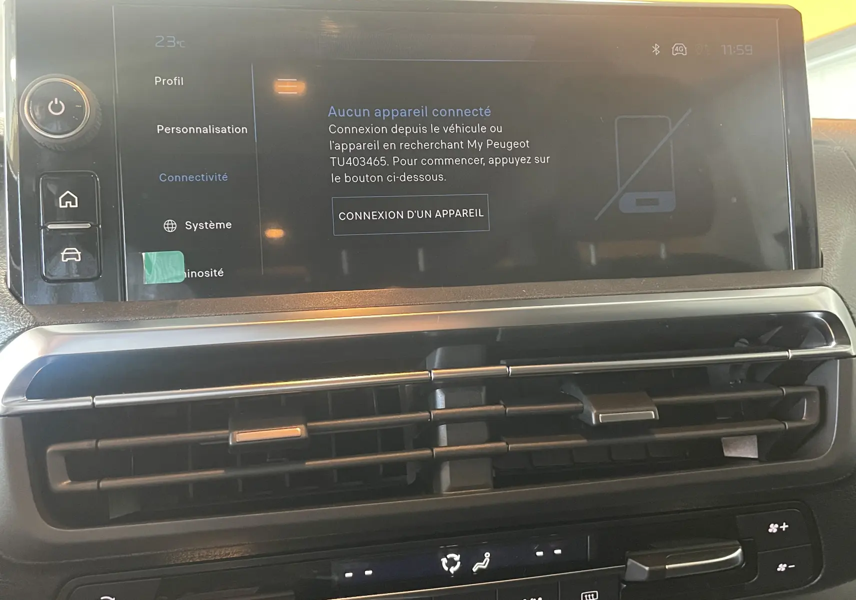 Écran tactile central du Peugeot Traveller 2026 avec menu de connectivité, affichage noir et commandes de climatisation en dessous.
