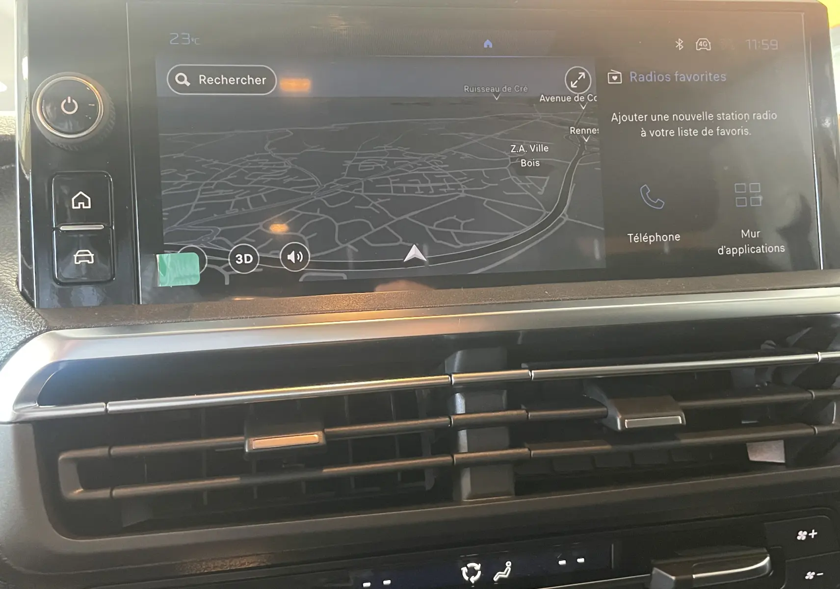 Vue rapprochée de l’écran tactile central du Peugeot Traveller 2026 affichant la navigation et les options multimédia.