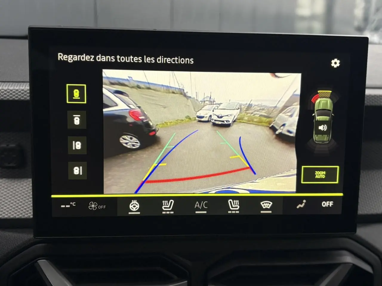 Écran tactile du Dacia Duster 2026 affichant la caméra 360° en vue arrière avec guidage de trajectoire coloré.