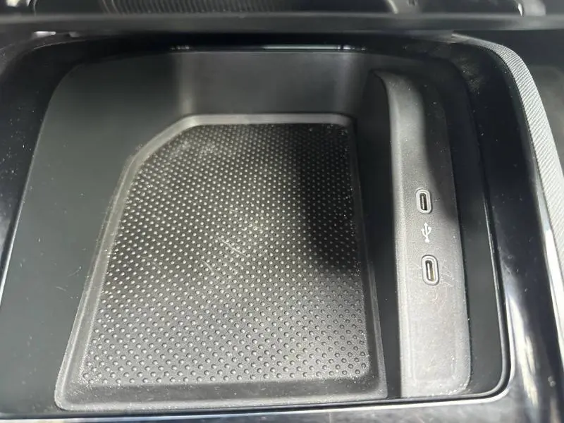 Gros plan sur la console centrale noire de la Skoda Scala 2025, montrant les ports USB-C intégrés.
