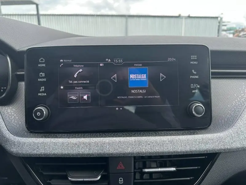 Écran tactile central du tableau de bord de la Skoda Scala 2025, affichant la radio Nostalgie.