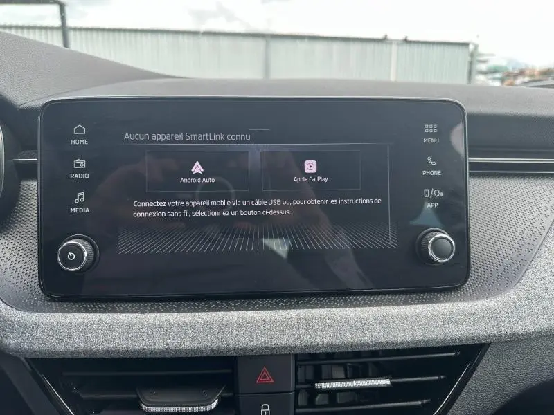 Écran tactile central de la Skoda Scala 2025, vue frontale, avec interface Android Auto et Apple CarPlay affichée.