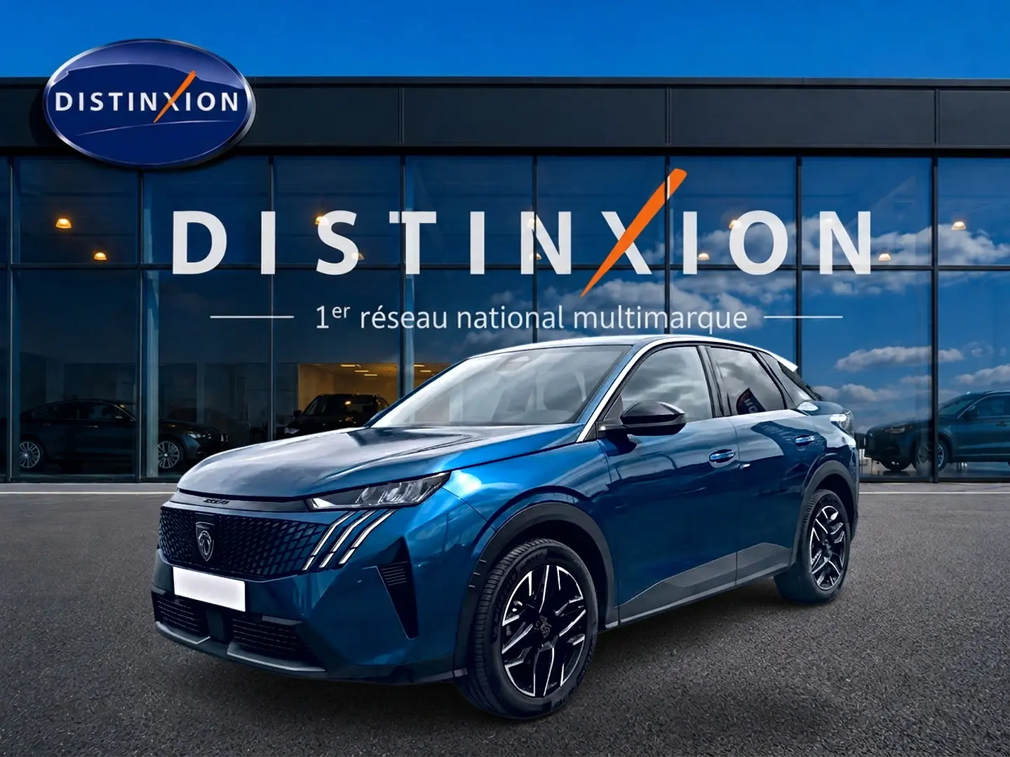 Peugeot 3008 bleu en 3/4 avant droit, avec jantes alu noires et calandre au design moderne, devant showroom Distinxion.