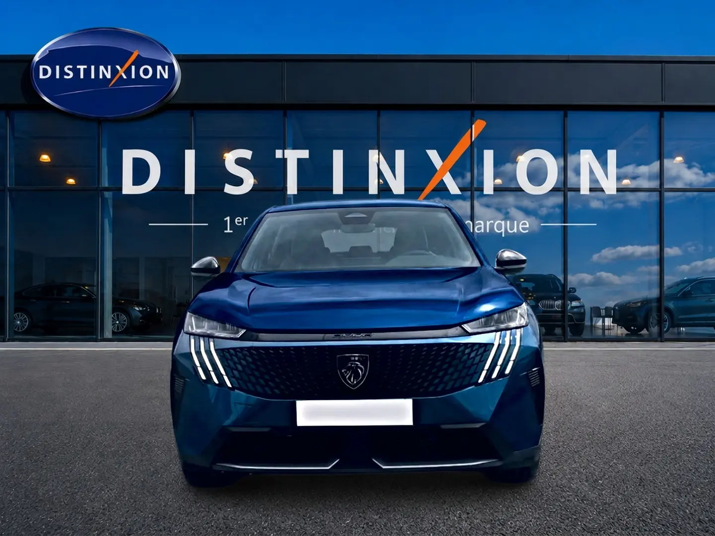 Vue frontale d'un Peugeot 3008 bleu 2025 avec calandre noire et feux LED distinctifs en griffes.