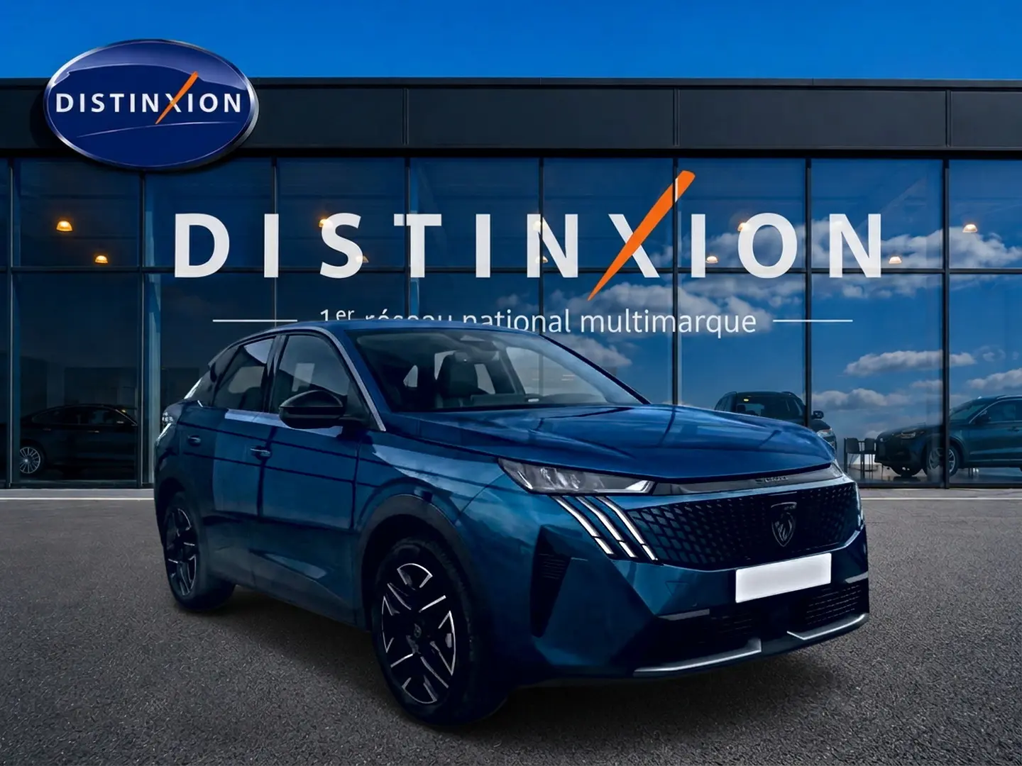 Peugeot 3008 bleu 3/4 avant droit, avec calandre noire distinctive et jantes alu noires devant un showroom Distinxion.