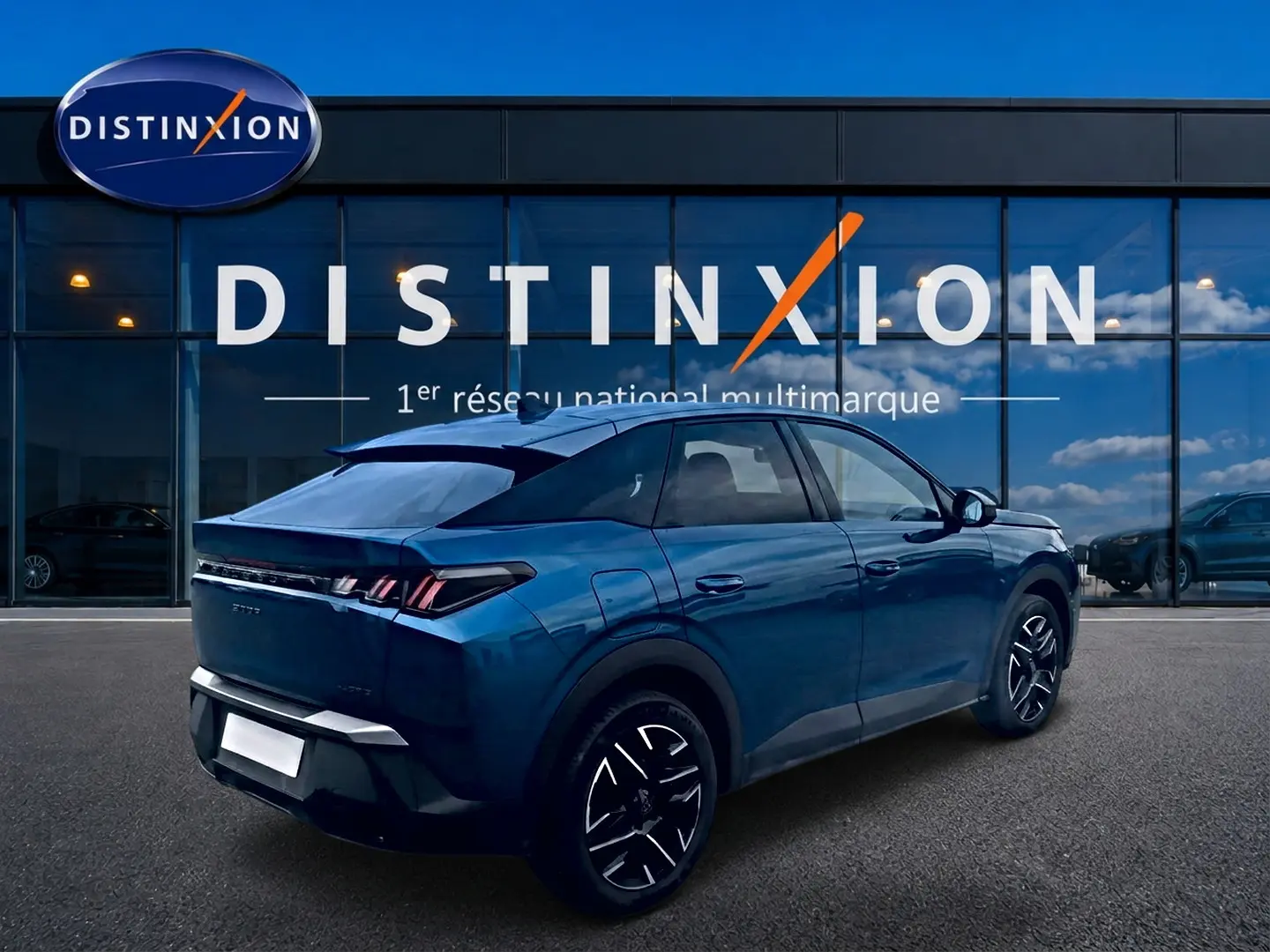 Vue 3/4 arrière droite d'un Peugeot 3008 bleu 2025 avec jantes alu et feux arrière LED, devant une vitrine Distinxion.