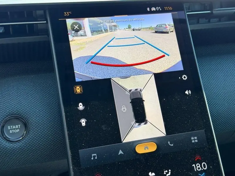 Écran tactile central du Citroën C5 Aircross noir montrant la caméra de recul et vue panoramique 360° en intérieur.