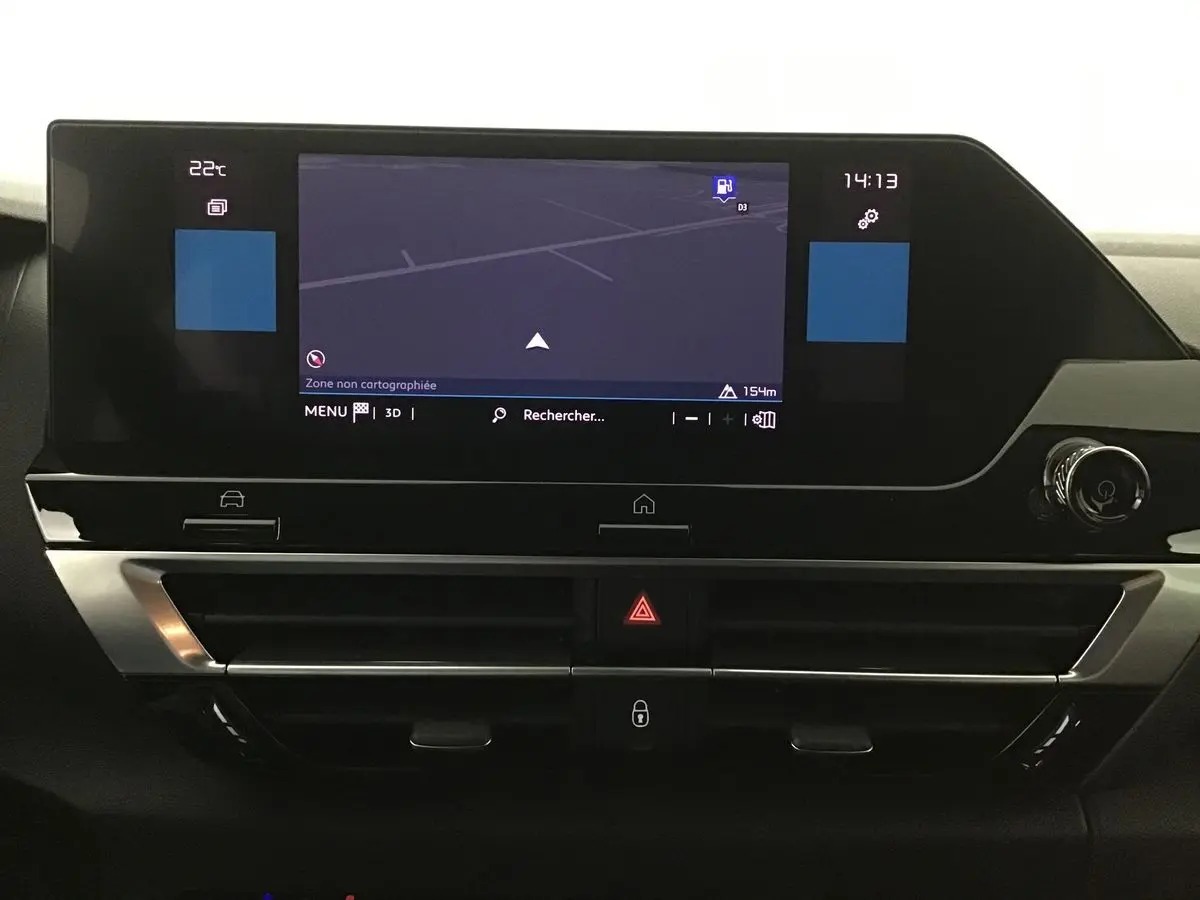 Tableau de bord noir de la Citroën C4 2022 avec écran GPS central et commandes tactiles modernes.