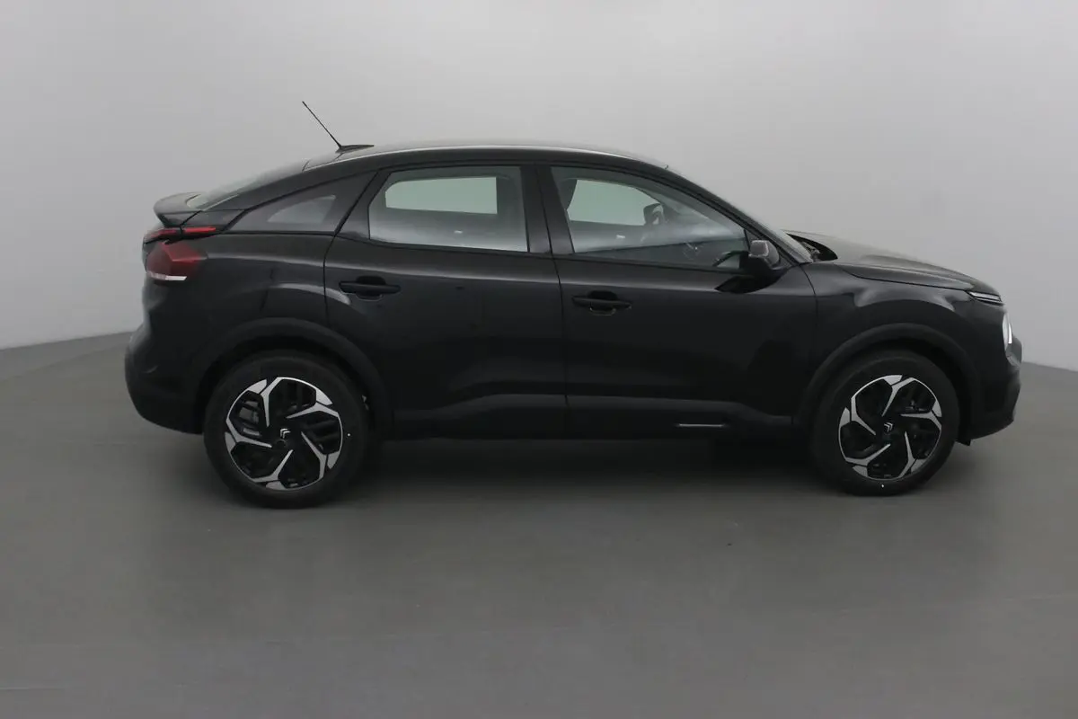 Profil côté gauche d'une Citroën C4 noire 2022 avec jantes alliage et lignes fluides modernes.