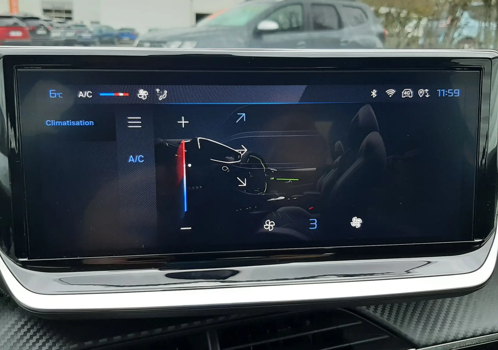 Vue intérieure du tableau de bord de la Peugeot 208 2024, écran tactile affichant la climatisation, ambiance gris selenium visible à l'extérieur.