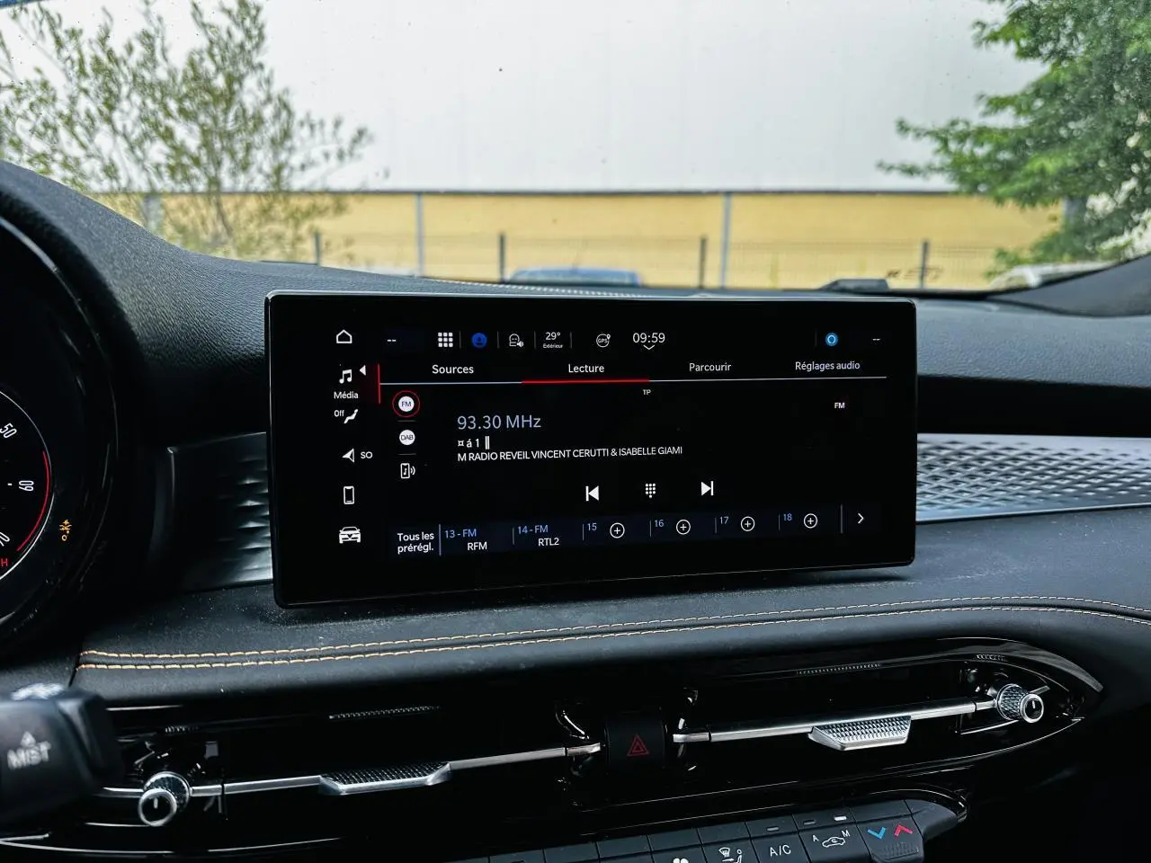 Vue rapprochée de l’écran tactile central du tableau de bord de l’Alfa Romeo Tonale 2024, affichage radio.