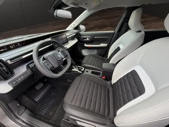 Intérieur avant droit de la Citroën C3 Aircross Electric 2025 avec sièges bicolores et tableau de bord numérique.