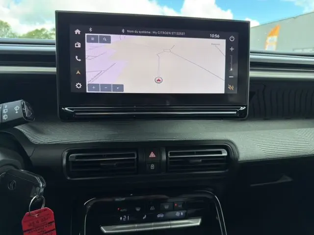 Écran tactile central avec navigation couleur dans l'habitacle du Citroën C3 Aircross Electric gris mercury, vue de face.