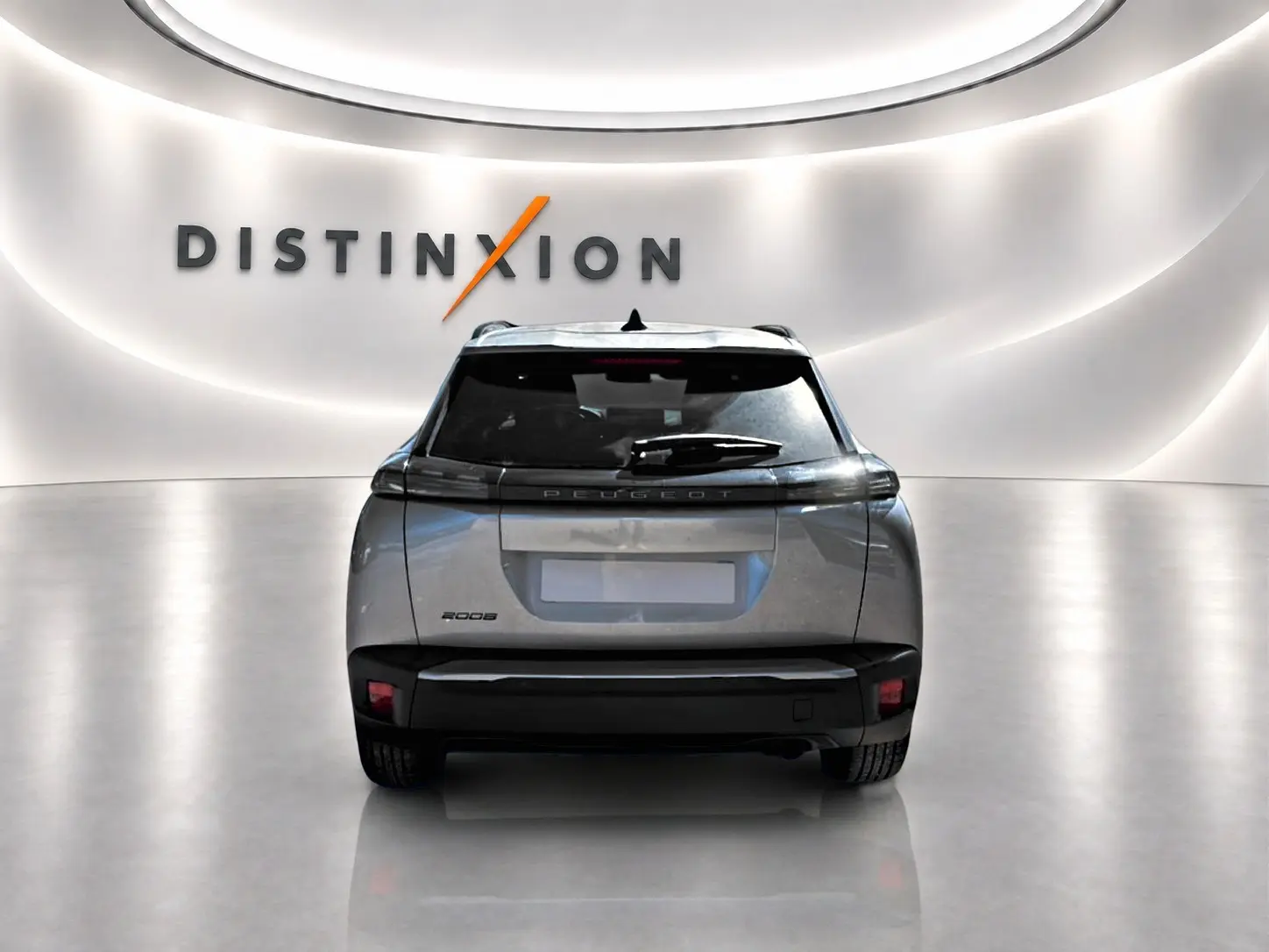 Vue arrière d'un Peugeot 2008 gris artense dans un showroom avec logo Distinxion en fond.