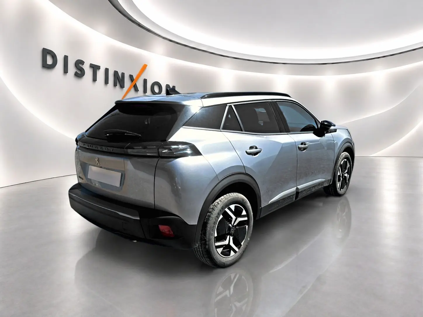 Vue 3/4 arrière droit du Peugeot 2008 1.2 100 Allure gris Artense avec toit noir et jantes alu bicolores.