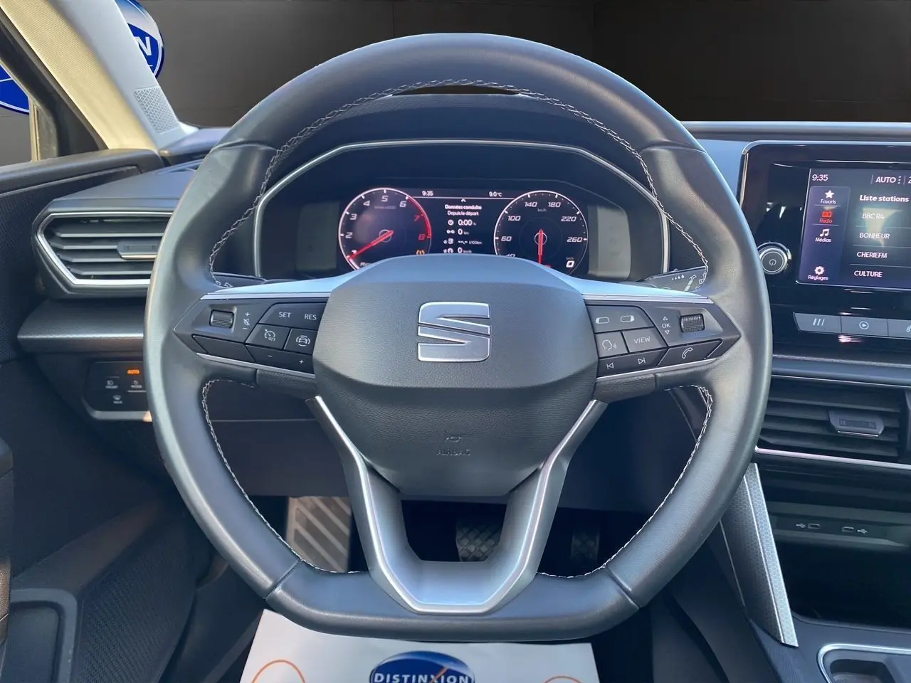 Vue rapprochée du volant cuir multifonctions et tableau de bord numérique du SEAT Leon IV 2024 finition Edition Vision.