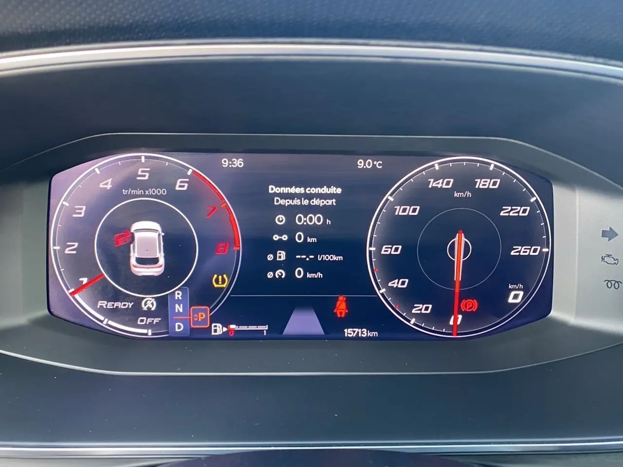 Tableau de bord numérique du SEAT Leon 2024 affichant compte-tours, vitesse, et données de conduite à l'arrêt.